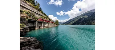 St. Moritz y Tirano: Excursión de un día desde Milán + Billete para el tren Bernina