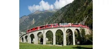 St. Moritz y Tirano: Excursión panorámica del Bernina Express desde Milán