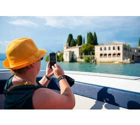 Lago de Garda: Excursión de 4 horas en barco con los Castillos Escalígeros + Cata de Vinos desde Sirmione