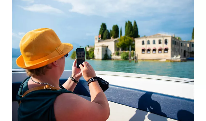 Lago de Garda: Excursión de 4 horas en barco con los Castillos Escalígeros + Cata de Vinos desde Sirmione