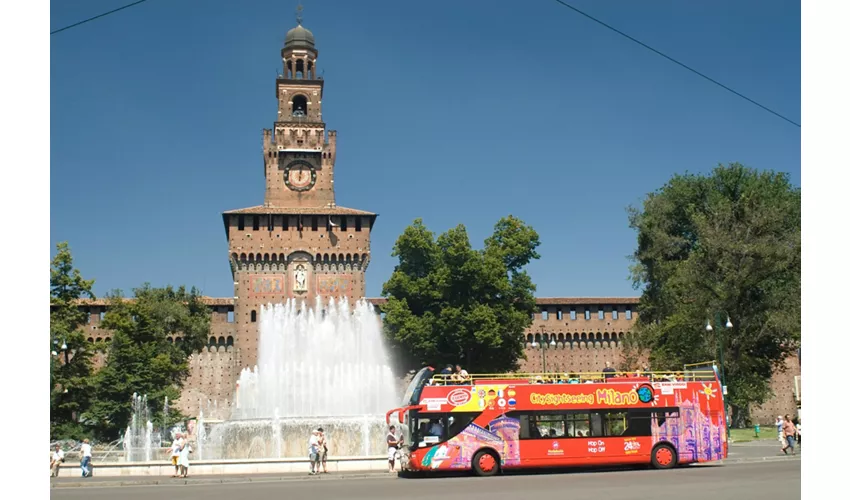 Milano: Tour notturno in autobus scoperto + guida audio