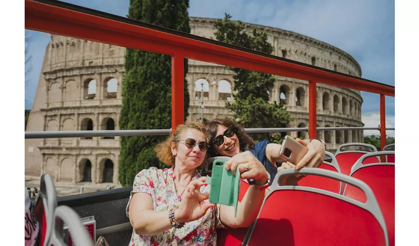 Roma: Autobús Hop-on Hop-off + Traslados desde Civitavecchia