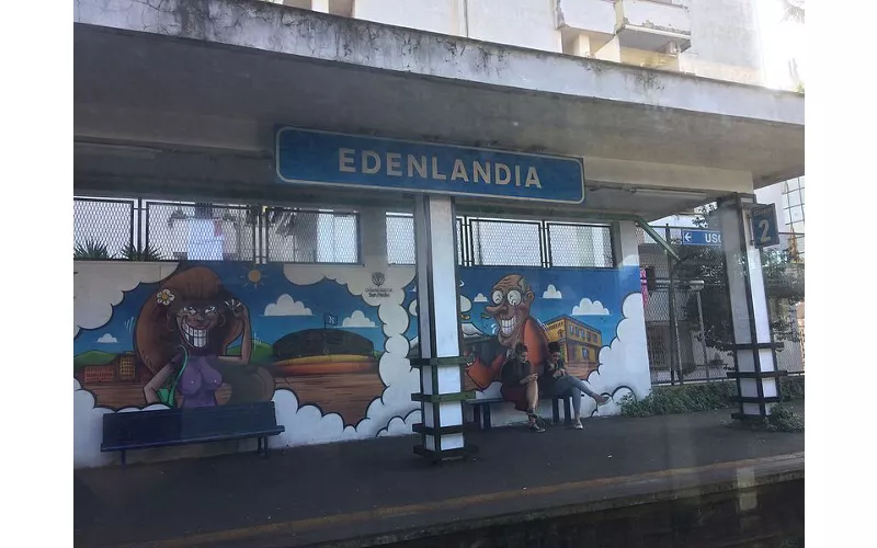 La stazione Edenlandia, a Fuorigrotta, che prende il nome dallo zoo e dal parco di divertimenti Edenlandia a Napoli