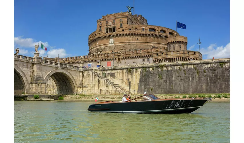Roma: Paseo en barco privado por el Tíber