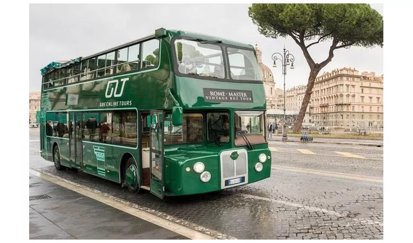 Roma: Tour audio-guidato con bus aperto d'epoca + cibo di strada