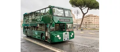 Roma: Tour audio-guidato con bus aperto d'epoca + cibo di strada