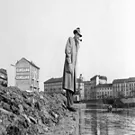 Bologna, Georges Simenon osserva la Darsena. Milano, 1957, ph.  Mondadori Portfolio - Mario Carrieri, ccbysa, 3.0