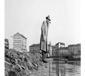 Bologna, Georges Simenon osserva la Darsena. Milano, 1957, ph.  Mondadori Portfolio - Mario Carrieri, ccbysa, 3.0