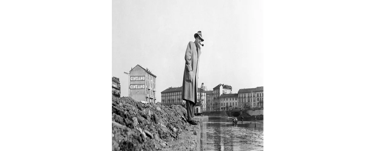 Bologna, Georges Simenon osserva la Darsena. Milano, 1957, ph.  Mondadori Portfolio - Mario Carrieri, ccbysa, 3.0