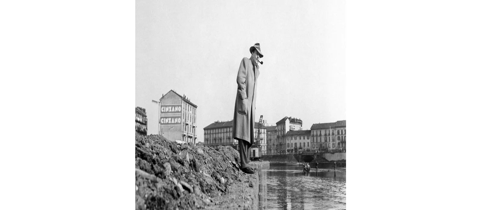 Bologna, Georges Simenon osserva la Darsena. Milano, 1957, ph.  Mondadori Portfolio - Mario Carrieri, ccbysa, 3.0