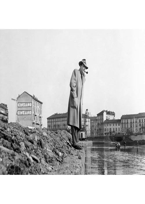 Bologna, Georges Simenon osserva la Darsena. Milano, 1957, ph.  Mondadori Portfolio - Mario Carrieri, ccbysa, 3.0