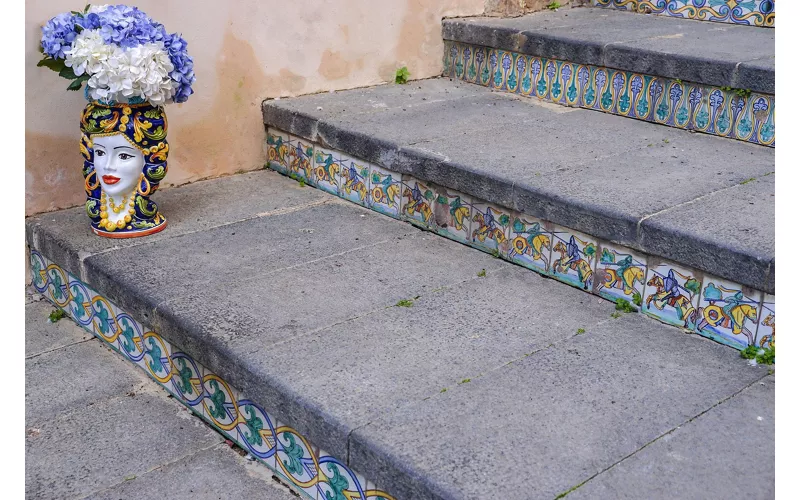 Un’arte ceramica tra storia, architettura e design