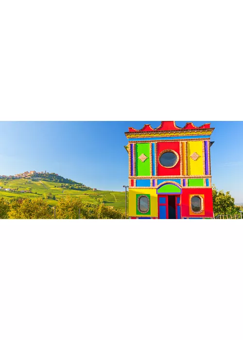 La Cappella del Barolo: i luoghi delle Langhe da visitare in vespa