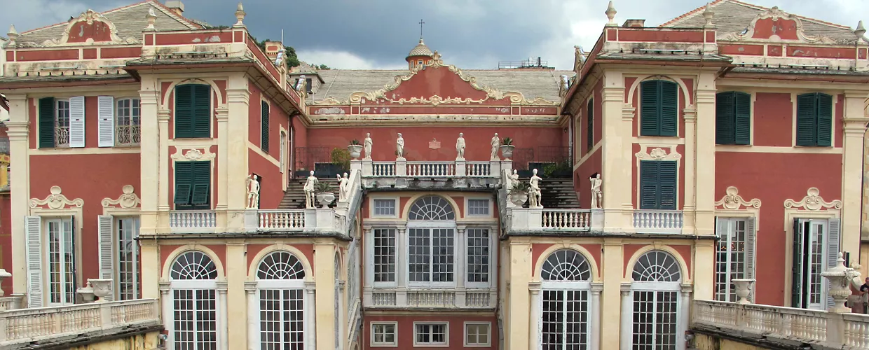 L’esterno del palazzo Reale che ospita il teatro del Falcone