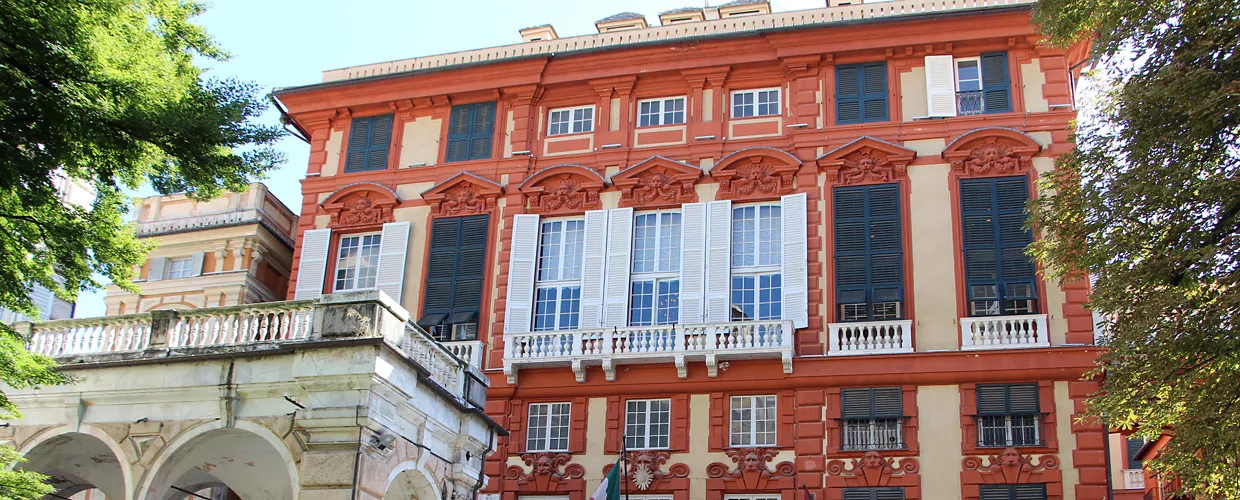 Palazzo Rosso visto da Palazzo Bianco