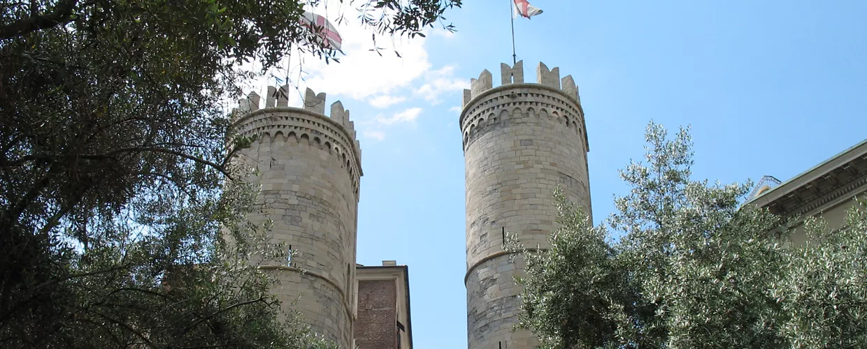 Vista di Porta Soprana, accesso al quartiere Castello