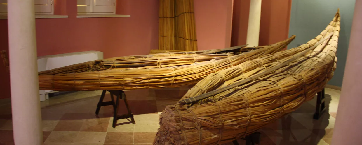 Barche in papiro provenienti dal Lago Ciad, esposta nel Museo del papiro a Siracusa