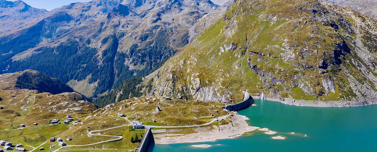 La diga e il lago artificiale che occupano la conca di Montespluga, a pochi chilometri dal passo