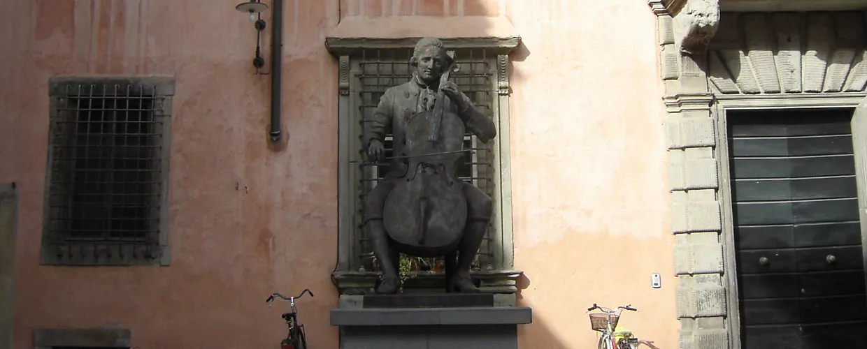 Lucca, statua di Luigi Boccherini di fronte al conservatorio di musica