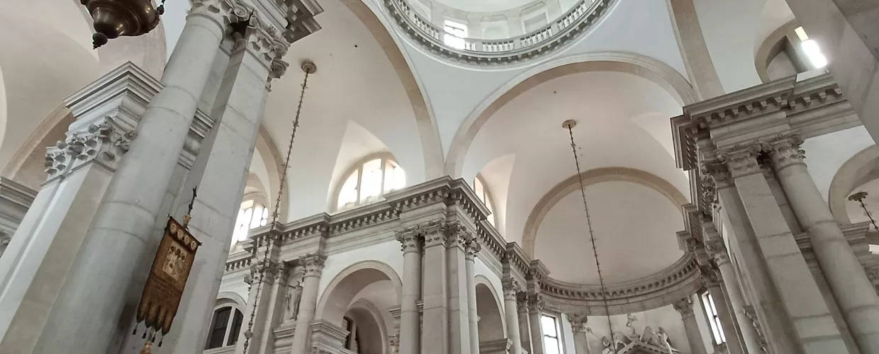 Uno scorcio degli interni della basilica di S. Giorgio Maggiore a Venezia