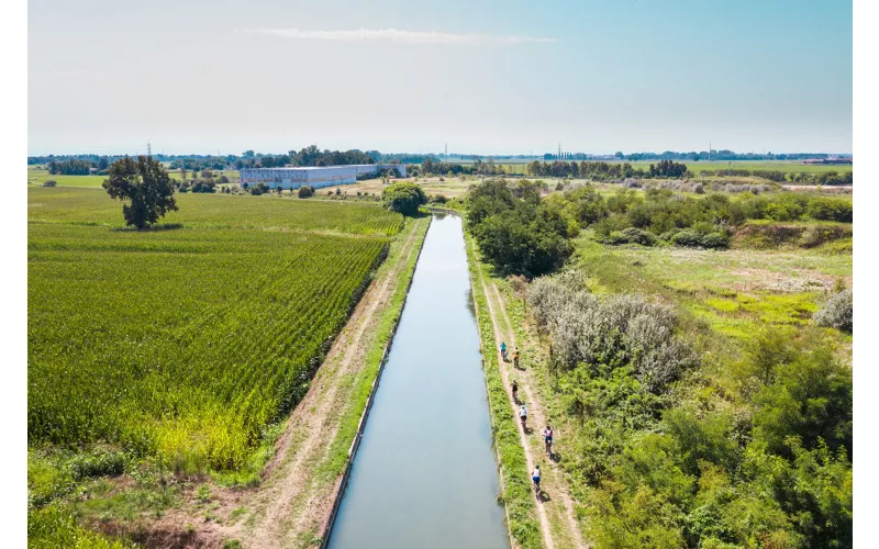 La Via Francigena tra fioriture e paesaggi agricoli
