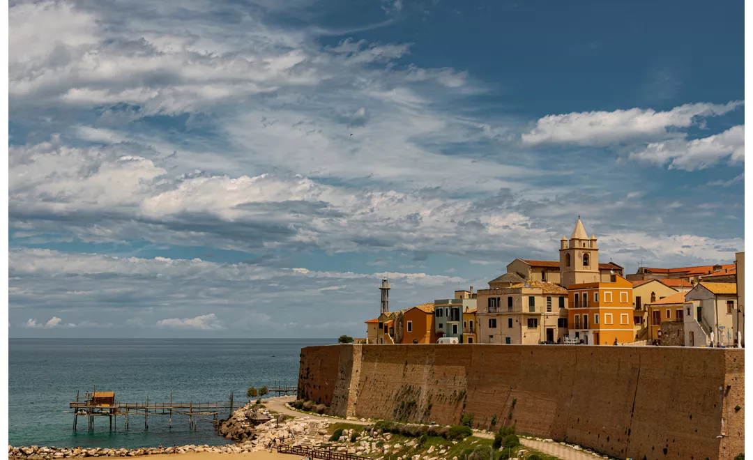 Termoli, la sua cinta muraria e l’Adriatico.