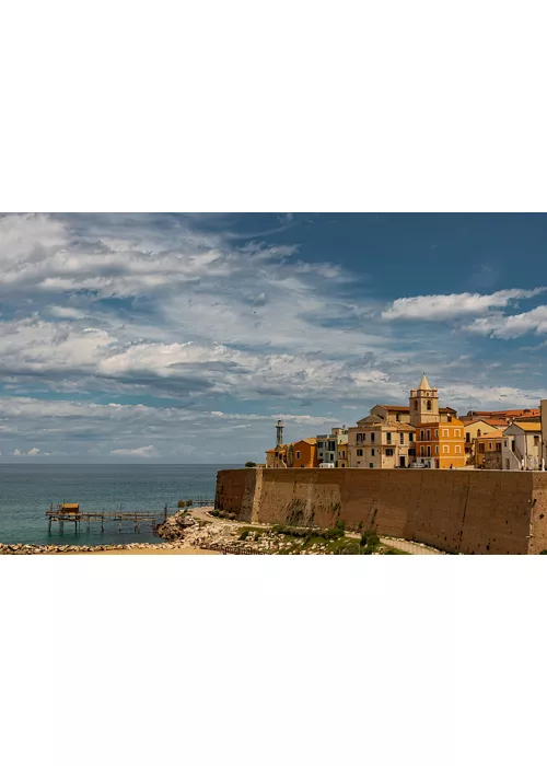 Termoli, la sua cinta muraria e l’Adriatico.