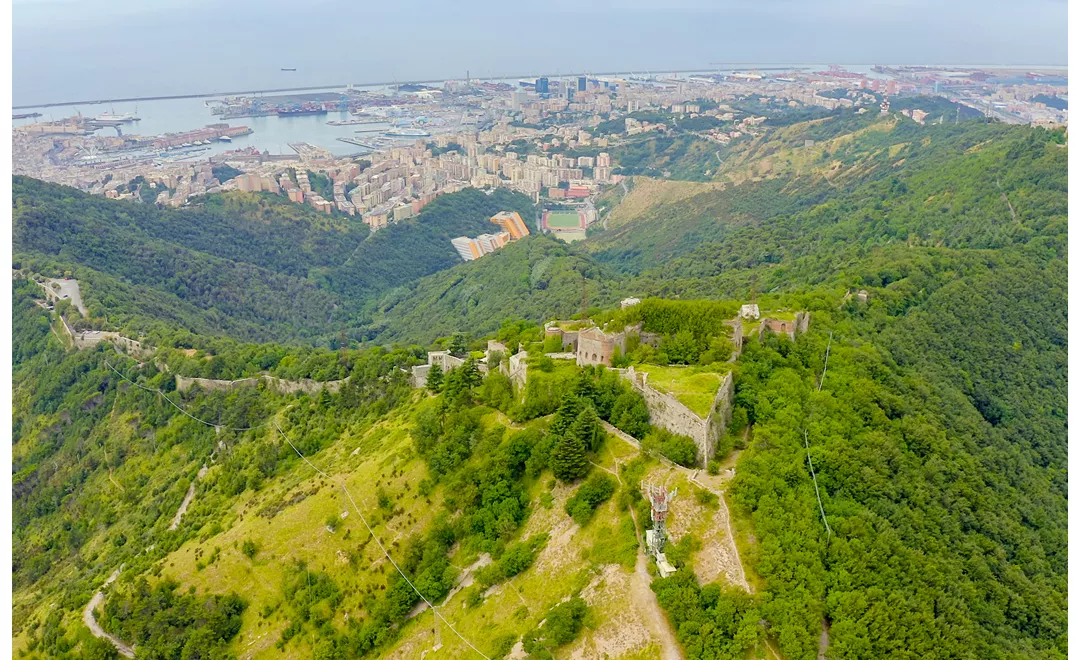 Spettacolare vista area dal Forte Sperone e delle Mura di Genova
