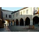 Piazza Broletto, stretta tra il fianco del Duomo e le arcate del palazzo Broletto