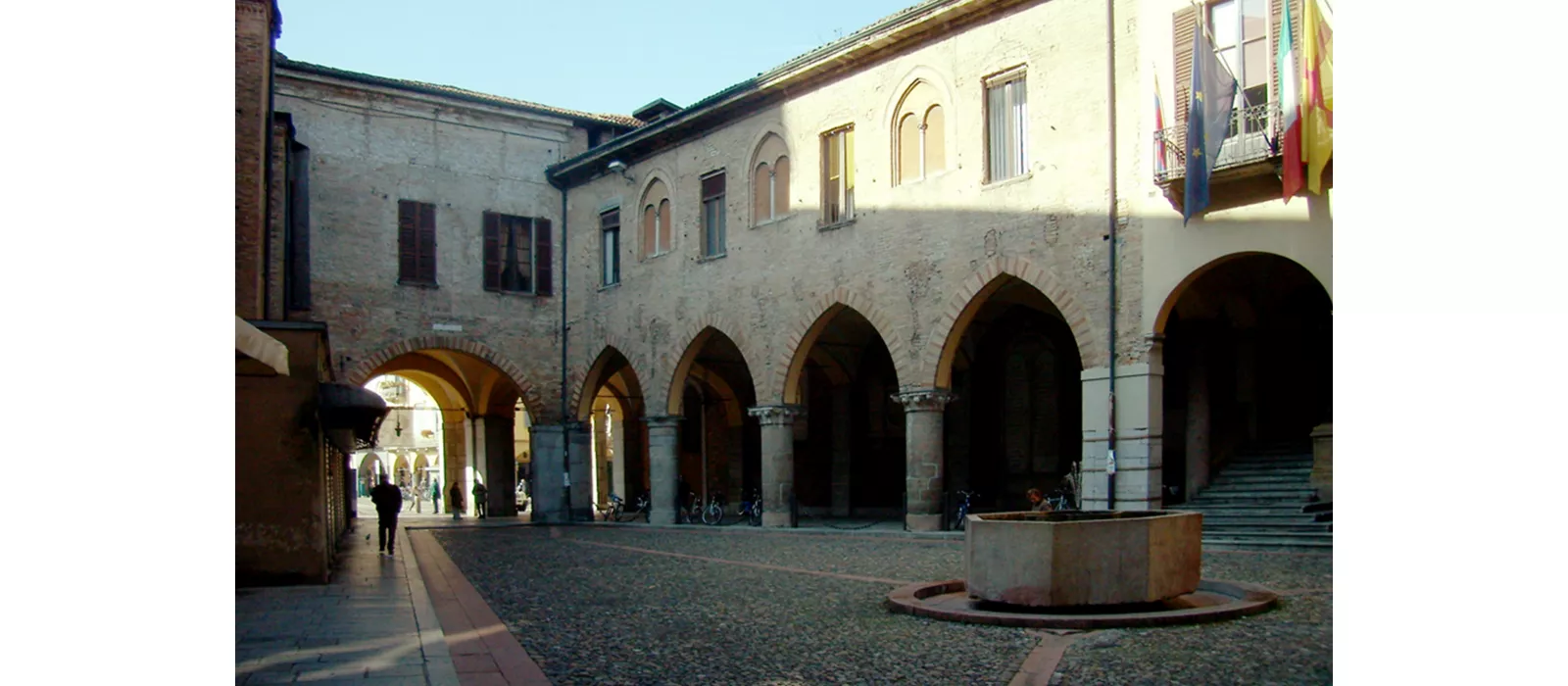 Piazza Broletto, stretta tra il fianco del Duomo e le arcate del palazzo Broletto