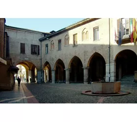 Piazza Broletto, stretta tra il fianco del Duomo e le arcate del palazzo Broletto