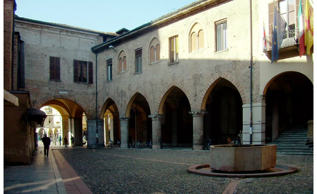 Piazza Broletto, stretta tra il fianco del Duomo e le arcate del palazzo Broletto