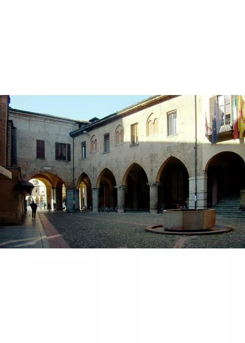 Piazza Broletto, stretta tra il fianco del Duomo e le arcate del palazzo Broletto