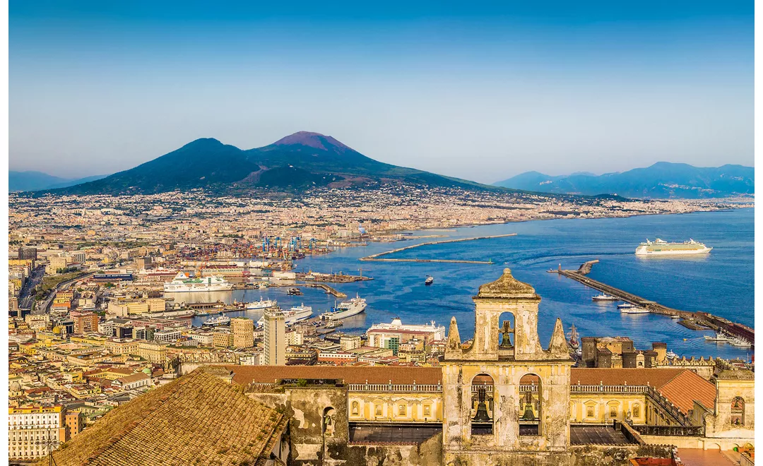 Il golfo di Napoli con il Vesuvio sullo sfondo