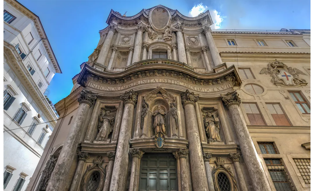 La facciata della chiesa di S. Carlo alle Quattro Fontane in via del Quirinale