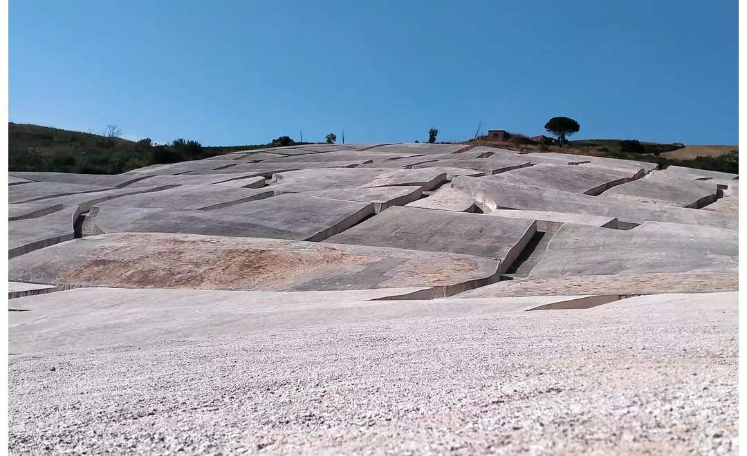 Il Cretto di Burri a Gibellina Vecchia, uno degli esempi di architettura contemporanea più sorprendenti in Sicilia