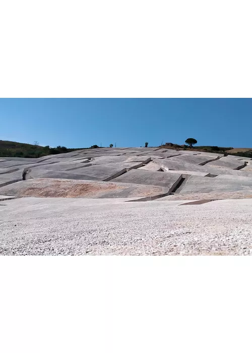 Il Cretto di Burri a Gibellina Vecchia, uno degli esempi di architettura contemporanea più sorprendenti in Sicilia