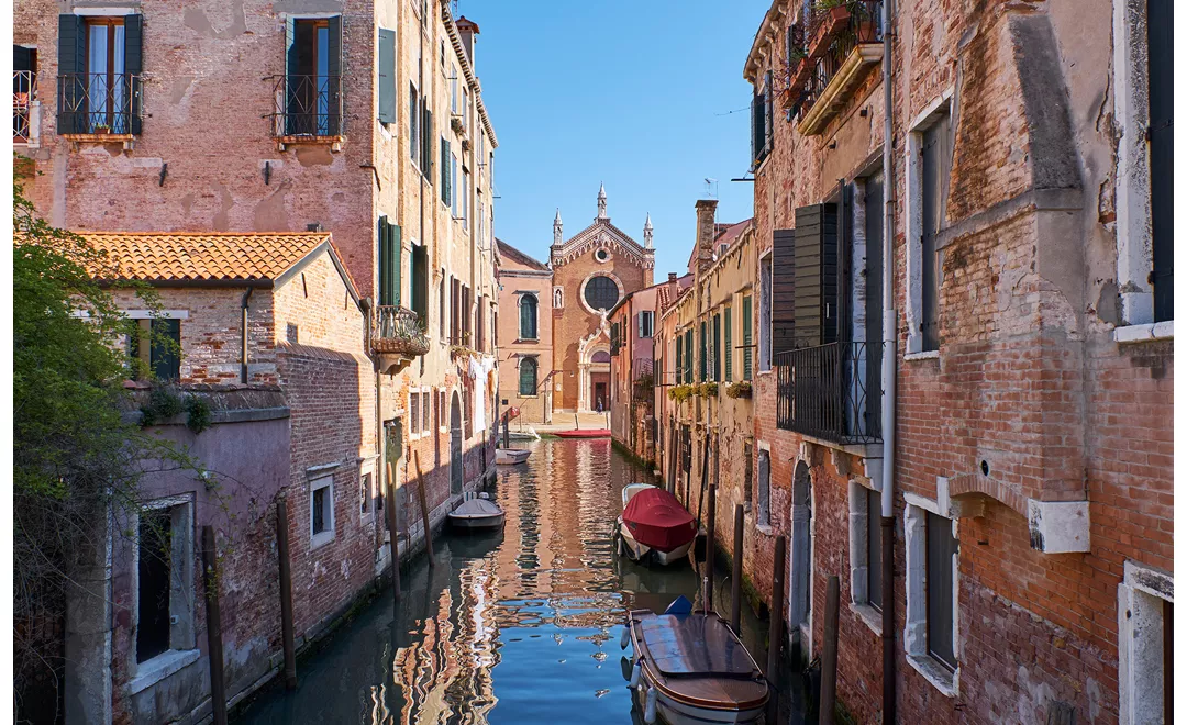 no scorcio di Cannaregio con la chiesa della Madonna dell’Orto vista da rio Ca’ Brazzo