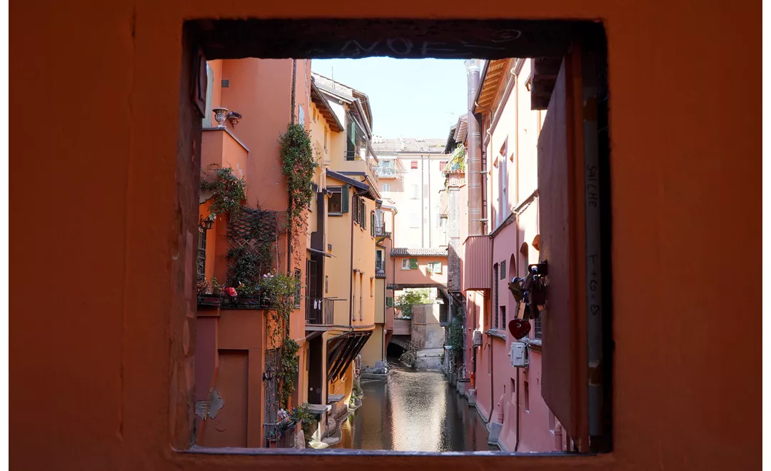 Vista sul canale delle Moline dalla finestrella di via Piella.