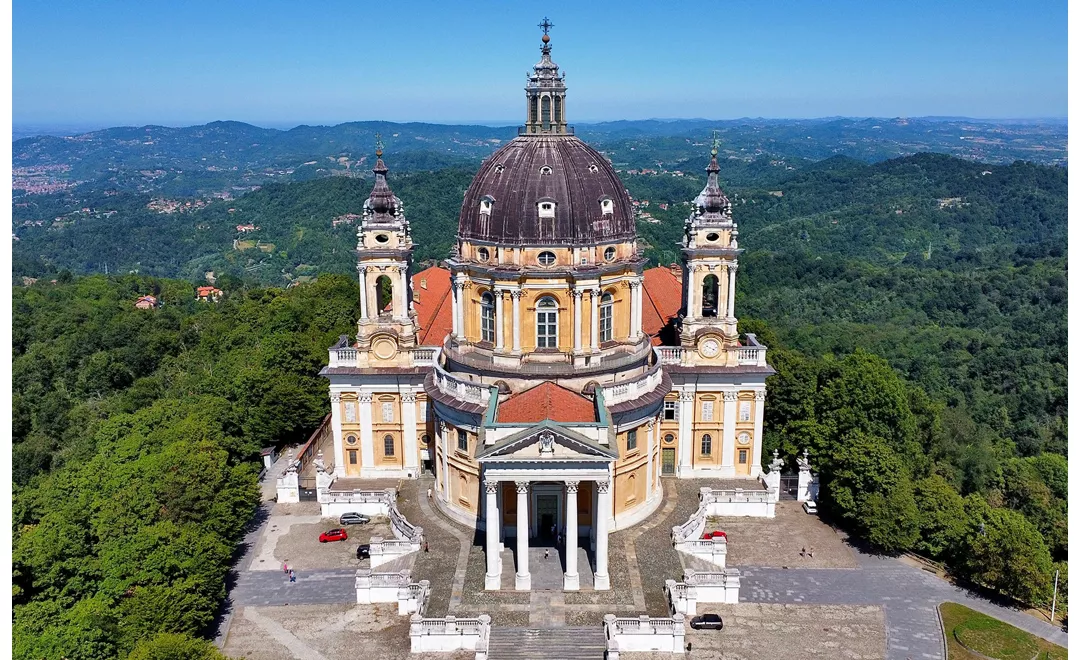  La possente struttura barocca della basilica di Superga, a Torino.