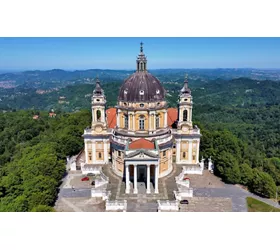  La possente struttura barocca della basilica di Superga, a Torino.