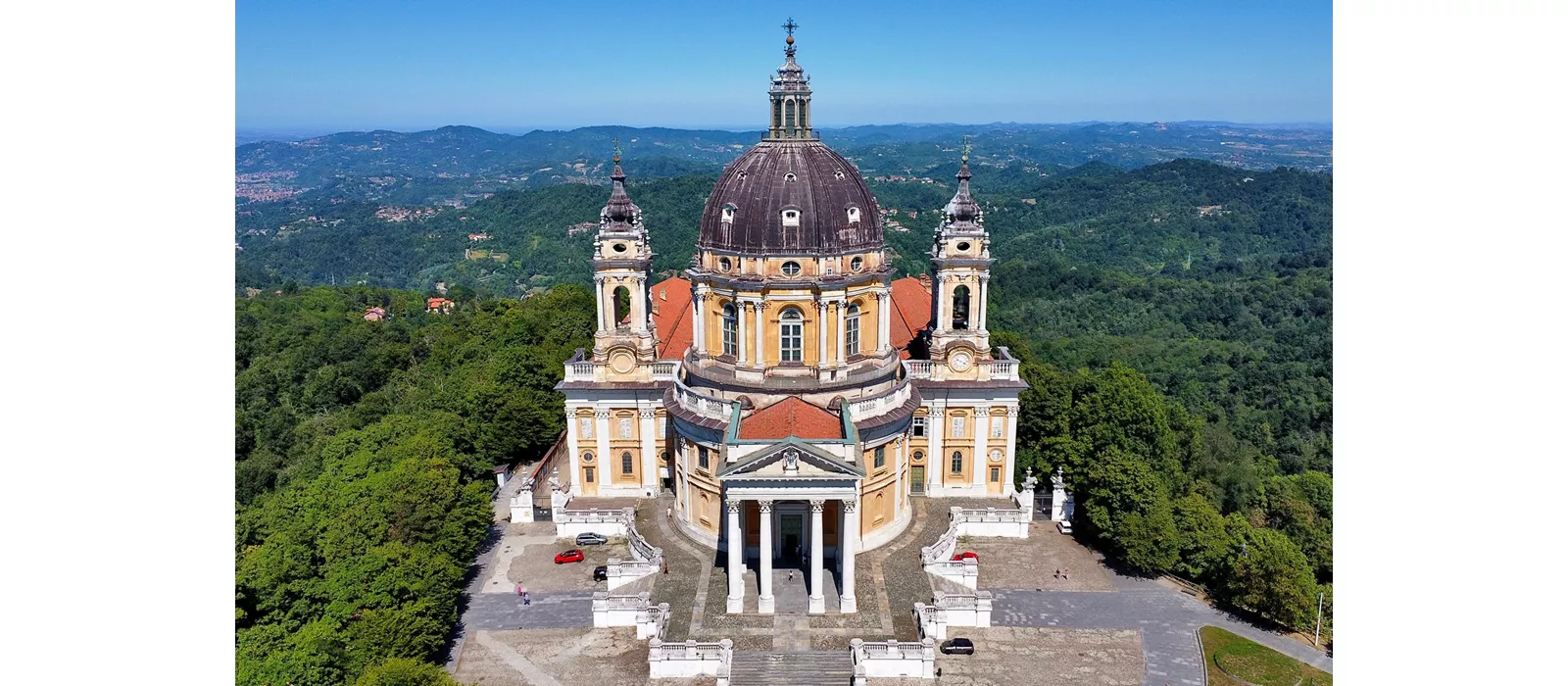  La possente struttura barocca della basilica di Superga, a Torino.