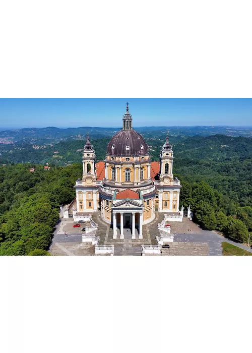  La possente struttura barocca della basilica di Superga, a Torino.