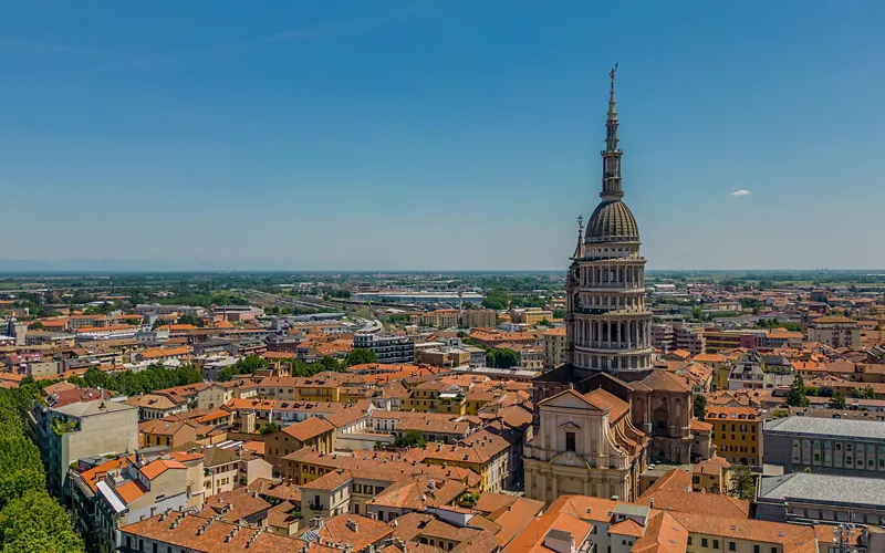 La basilica di S. Gaudenzio, simbolo della città di Novara.