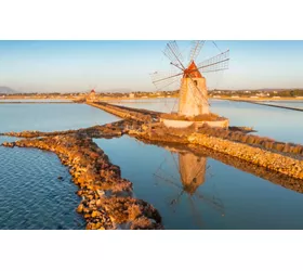 Caratteristico mulino delle saline tra Trapani e Marsala