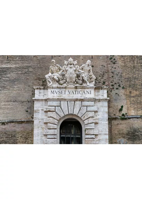 L’ingresso storico dei Musei Vaticani, oggi uscita, nelle cinquecentesche mura vaticane: le statue che lo sormontano raffigurano Michelangelo e Raffaello.