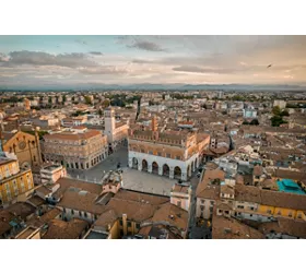Piacenza, Vista di Piazza Cavalli verso le colline, Archivio Immagini Comune di Piacenza, Licenza CC-BY-NC-SA, 3.0