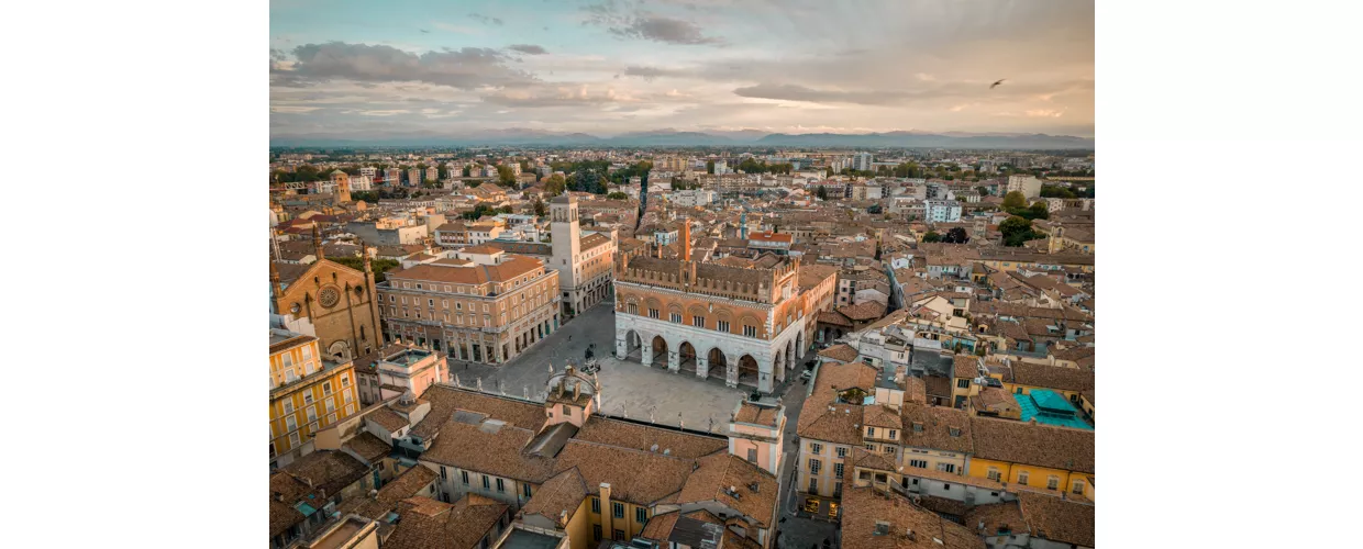 Piacenza, Vista di Piazza Cavalli verso le colline, Archivio Immagini Comune di Piacenza, Licenza CC-BY-NC-SA, 3.0
