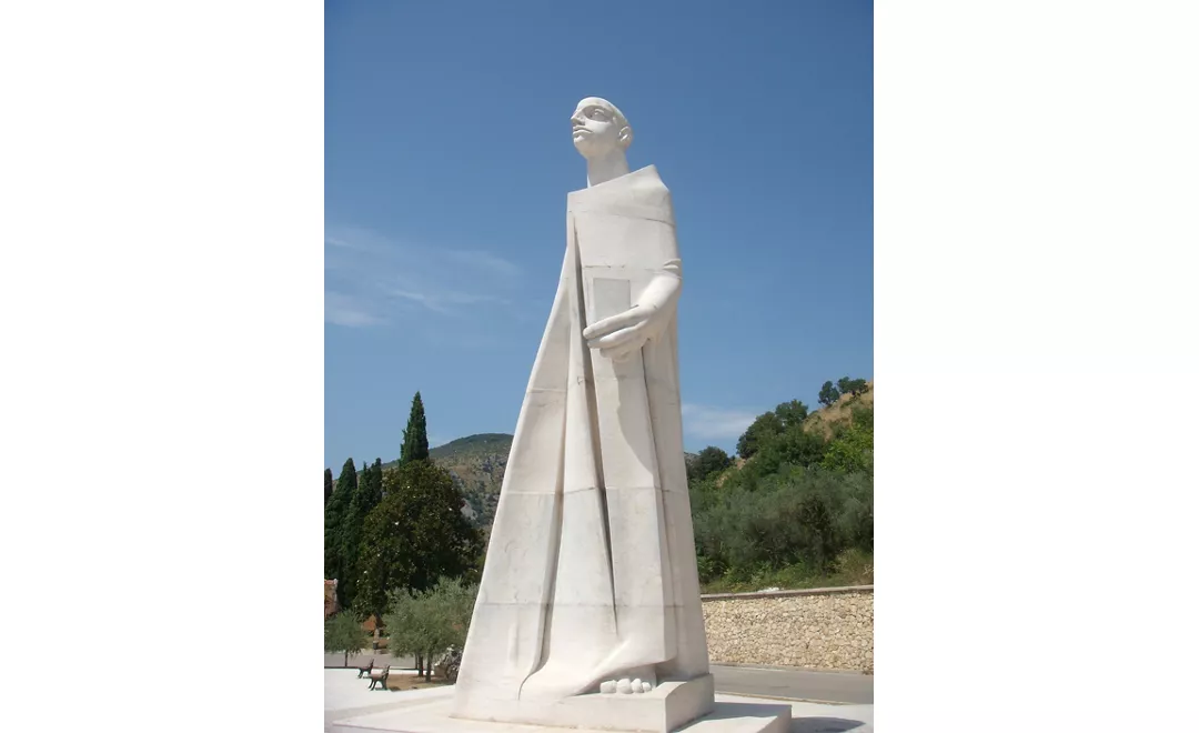San-Benedetto-Tappa15-Foto-Roccasecca-Statua-a-san-Tommaso-d-Aquino.jpg