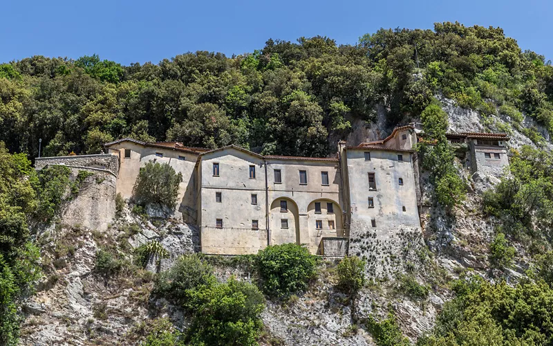 Santuario di Greccio visto dal basso